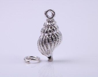 Pode incluir: Encanto de concha do mar de prata com um design detalhado e um anel de salto para prender a um colar ou pulseira.