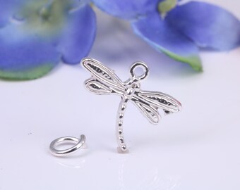Dije de libélula, dije tradicional tridimensional, elaborado en plata maciza fundida