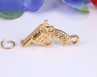Pingente de revólver, feito em ouro amarelo maciço fundido, com marca de contraste britânica.