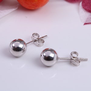 Pendientes de pernos redondos de bola de 6 mm hechos de oro blanco de 9ct