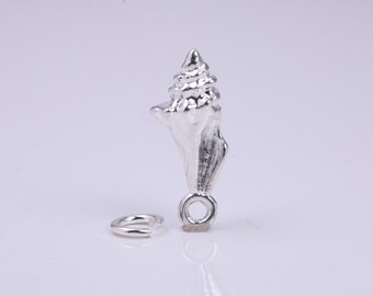 Pode incluir: Encanto de concha marinha de prata com um laço para prender a um colar ou pulseira. O encanto é detalhado e realista, com um design de concha em espiral.