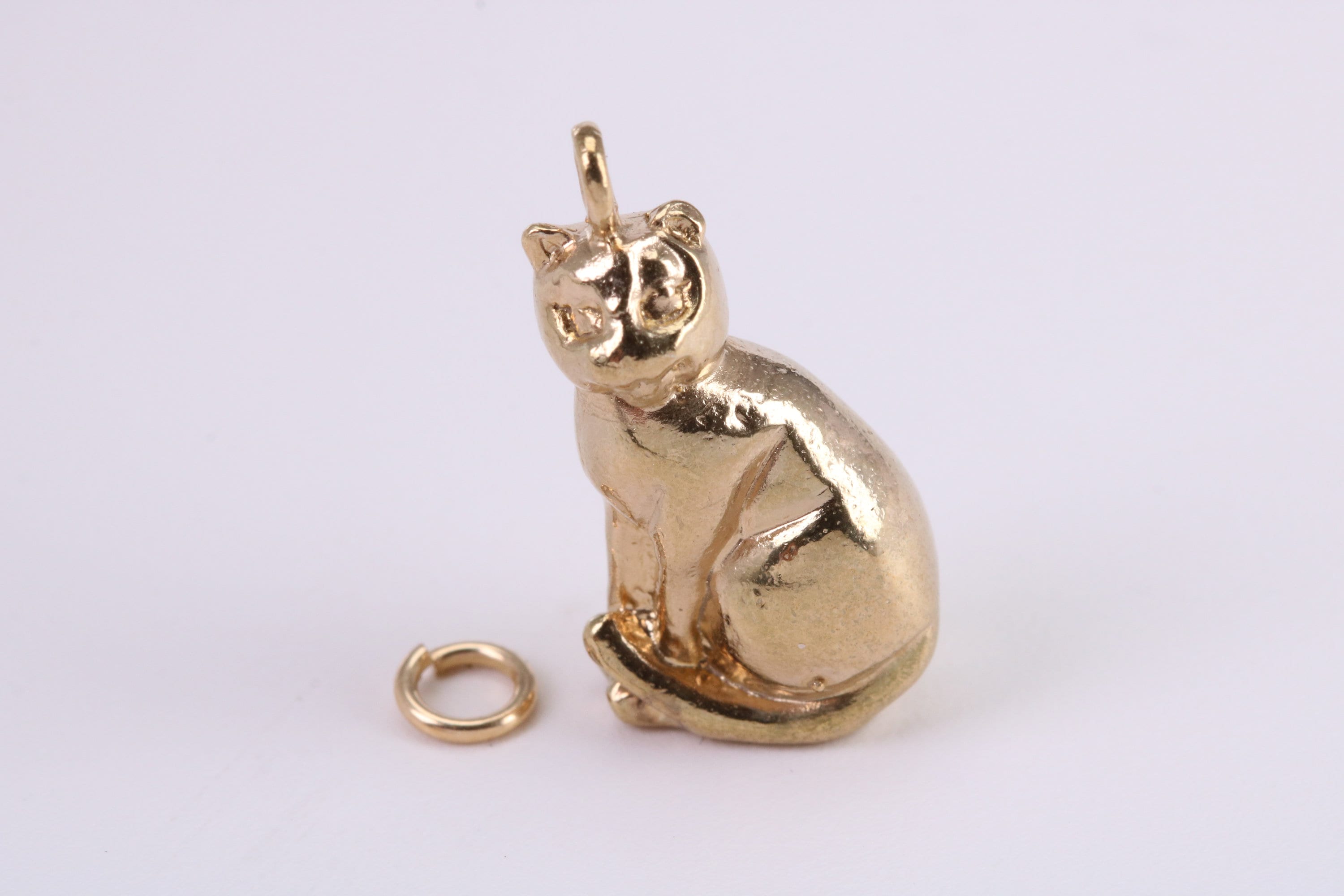 大きな座った猫のチャーム、伝統的なチャーム、純イエローゴールド製