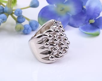 Anillo de gran tamaño, elaborado en plata esterlina maciza fundida de grado 925,