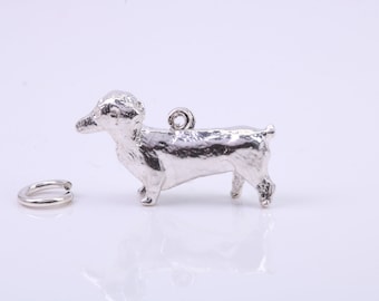 Ciondolo a forma di bassotto, realizzato in argento massiccio fuso, completo di anello di fissaggio