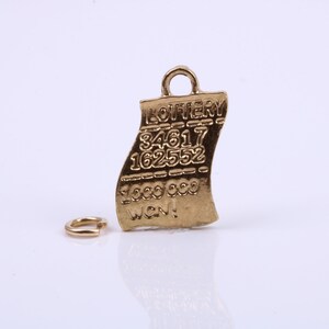 Charm „Gewinnender Lottoschein“, traditioneller Charm, aus massivem 9-karätigem Gelbgold, mit britischer Punze, komplett mit Befestigungsglied