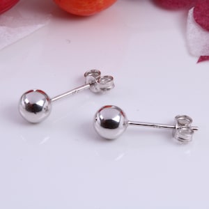 Pendientes de botón con bola redonda de 5 mm fabricados en oro blanco de 9 quilates