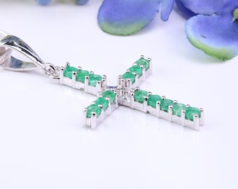 Cruz de 40 mm de largo con esmeraldas naturales engastadas en plata maciza fundida. Incluye cadena de plata. Sello británico.