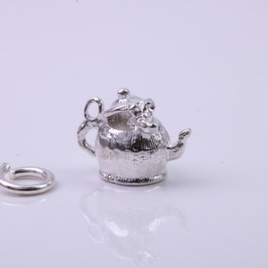 Peut inclure: Breloque en argent en forme de théière avec une surface texturée. Le breloque a une boucle pour l'attacher à un bracelet ou un collier.