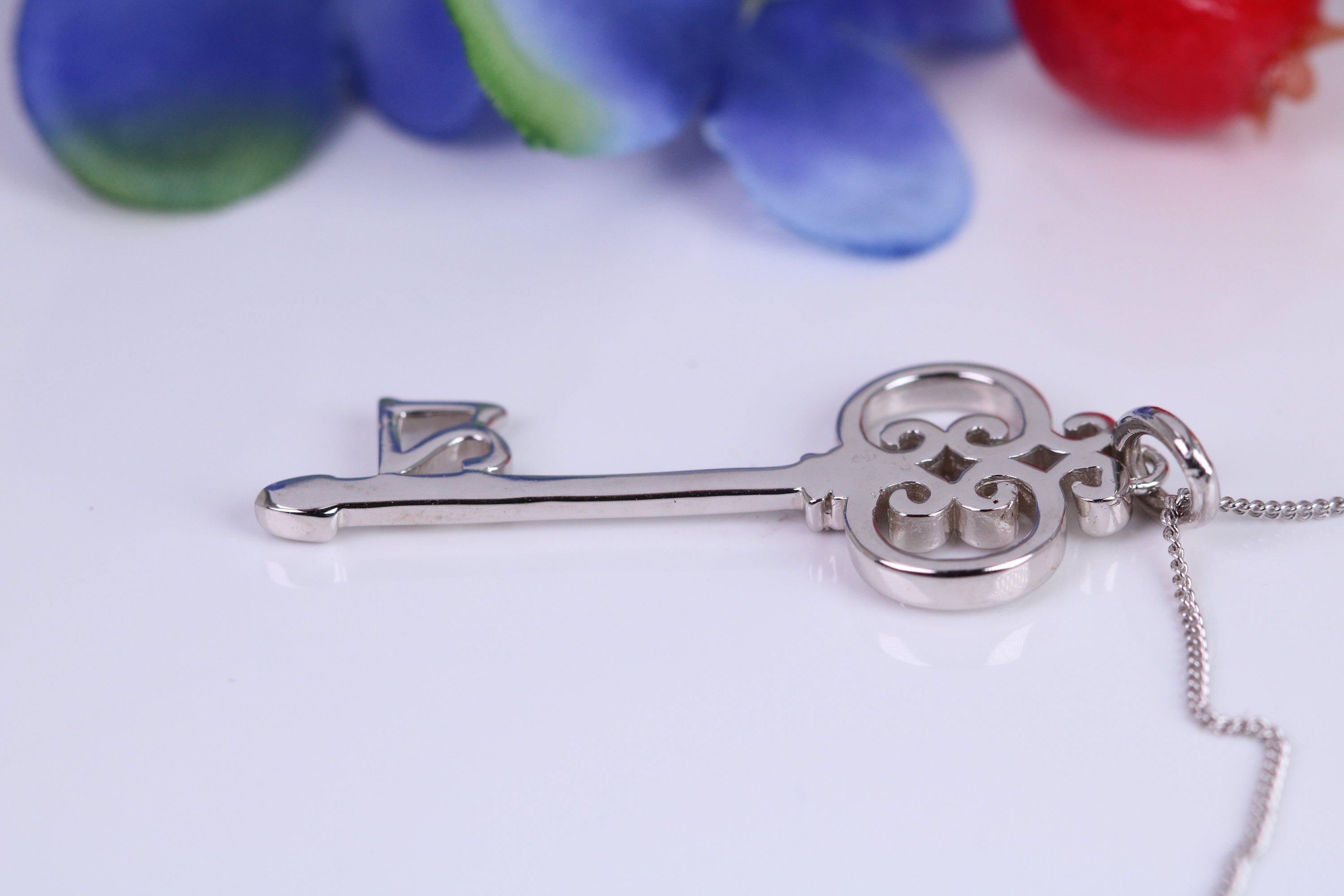 Ciondolo in argento a forma di chiave con pavé di zirconi