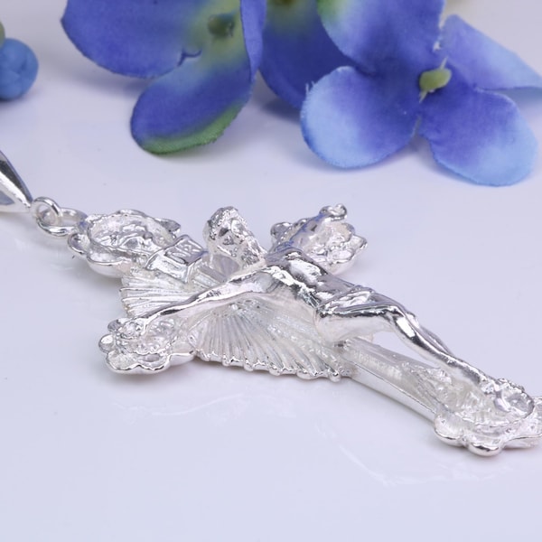 Collar con crucifijo grande, grueso y muy ornamentado, de 67 mm de largo, hecho de plata fundida maciza, con sello británico.