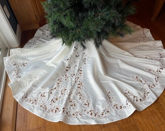 christmas tree skirt made from wedding dress From Wedding dress to Christmas tree skirt #repurpose #repurposedweddingdress
