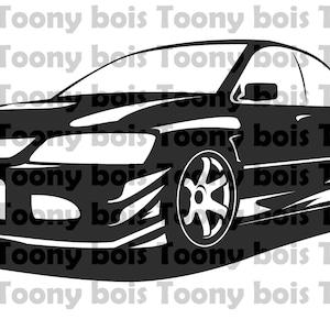 Puede incluir: Silueta en blanco y negro de un coche deportivo. El coche está de frente al espectador con las ruedas delanteras ligeramente giradas hacia la izquierda. El coche tiene un gran alerón delantero y un alerón trasero.