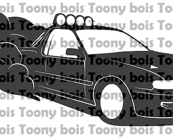 Può includere: Una silhouette nera di un'auto con un portapacchi e quattro luci sul tetto, che guida con fumo che esce dal tubo di scarico.