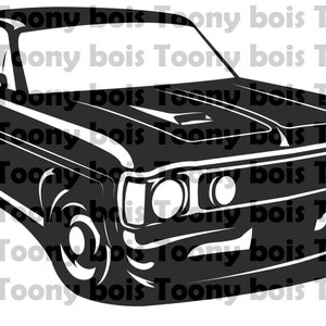 Könnte beinhalten: Schwarz-weiße Silhouette eines klassischen Autos, ein Oldtimer-Muscle-Car mit langer Motorhaube und einem großen Kühlergrill. Das Auto ist zum Betrachter gewandt und vor einem weißen Hintergrund platziert.