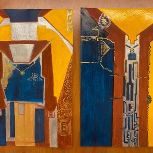 Puede incluir: Dos pinturas abstractas sobre lienzo con formas geométricas en tonos de amarillo, azul, marrón y plateado. Las pinturas están enmarcadas y colgadas en una pared.