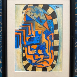Puede incluir: Pintura abstracta en un marco negro con un borde rayado en blanco y negro. La pintura presenta formas geométricas en tonos de azul, naranja y dorado. El número "22" está escrito en la esquina superior derecha.