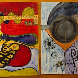 Puede incluir: Dos pinturas abstractas en acuarela. La primera presenta formas rojas, amarillas, azules y verdes con marcas similares a escritura. La segunda pintura tiene una forma circular gris oscuro, diseños geométricos naranjas, azules y negros.