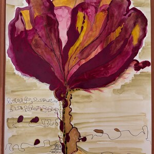Puede incluir: Pintura a la acuarela de una flor estilizada en tonos burdeos, amarillo y rosa. La obra presenta un tallo detallado y una escritura abstracta. El fondo es un lavado marrón claro con acentos y líneas marrón oscuro. El número "24" está en la esquina superior izquierda.