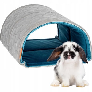 Op de afbeelding: Een grijze en blauwe konijnen tunnel met een zachte, pluche voering. De tunnel is ontworpen voor kleine huisdieren zoals konijnen en cavia's. Het biedt een veilige en comfortabele ruimte voor hen om te spelen en te verstoppen.