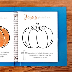 Puede incluir: Un cuaderno con espiral con una ilustraci&oacute;n de calabaza y el texto "Jesus picked me". La imagen incluye una cruz y la frase "Jesus picked me to be kind, to share love, and to help others grow&mdash;just like pumpkins in His garden."