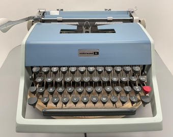 Vintage 1962 Underwood 21 portable typewriter w/case. Pristine clean working condition. Italy.