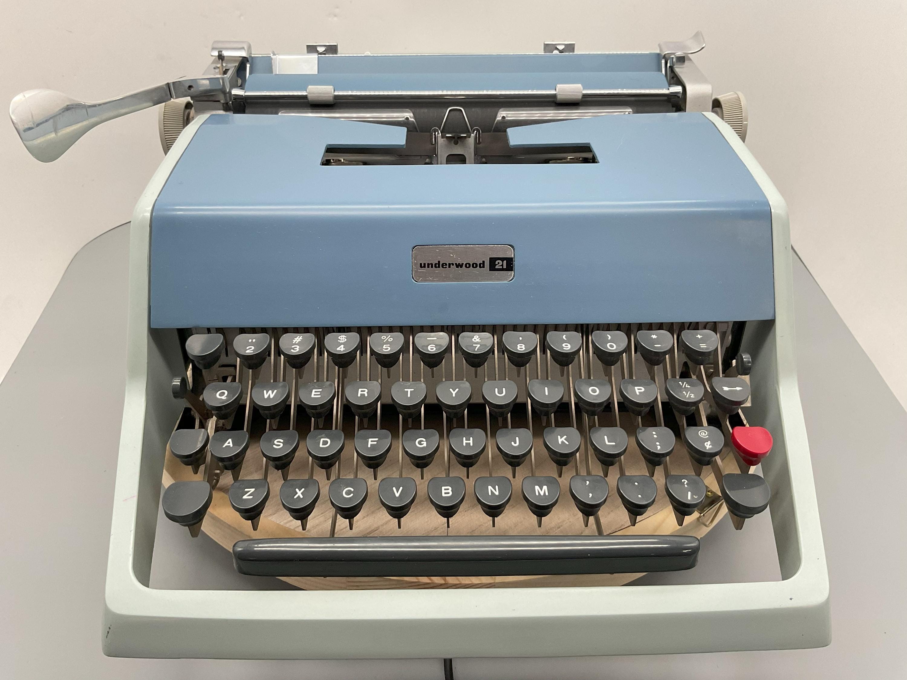ヴィンテージ アンダーウッド 21 ケース付きポータブルタイプライター