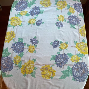 1950&#39;s tablecloth florals, excellent condition. 54 x 52 Linen sale, SHIPS FREE Lower 48 states