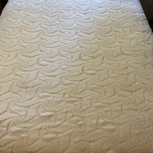 Vintage hand crochet bedspread pinwheel pattern Large. King size, 125 X 83 Ecru mint condition spread