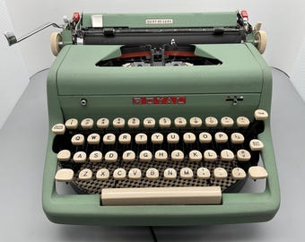 Vintage 1956 Royal Quiet De Luxe Typewriter, Portable with nice hardshell case.