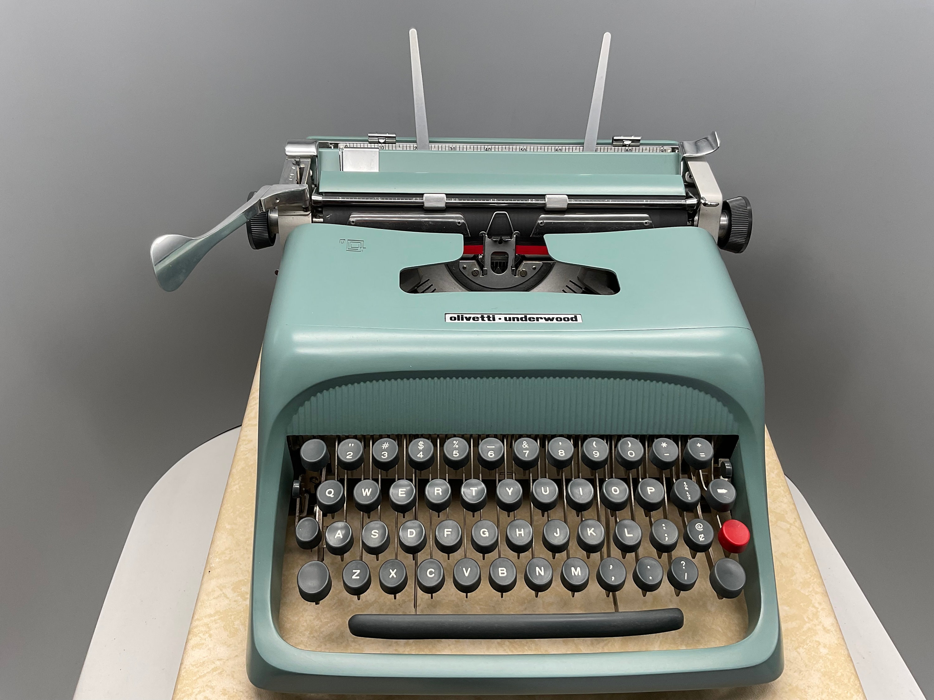 Máquina de escribir Olivetti studio 44 – Cash Inmediato