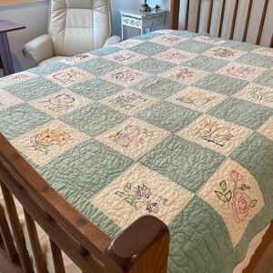 1940年代の花柄刺繍キルト：ヴィンテージフラワーガーデンコットン