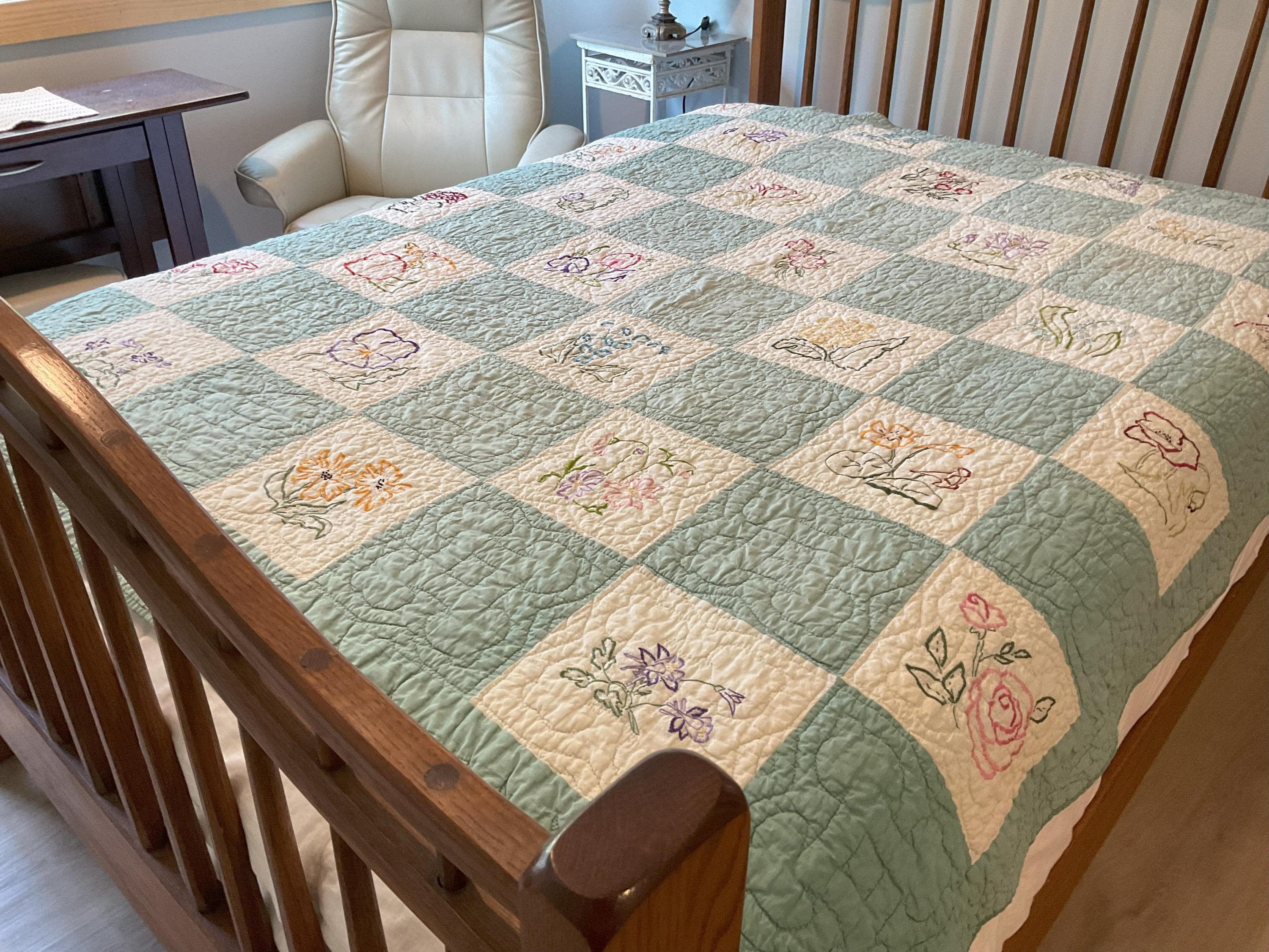 1940年代の花柄刺繍キルト：ヴィンテージフラワーガーデンコットン