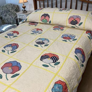 Colcha vintage hecha con sacos de pienso, con apliques y acolchado a mano. Décadas de 1930-1940. 86 x 65 cm.