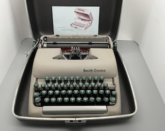 1958 Smith-Corona Clipper Portable typewriter with solid nice case
