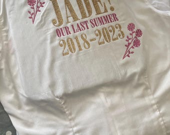 Camiseta inspirada en Mama Mia para los estudiantes que se graduaron el verano pasado.