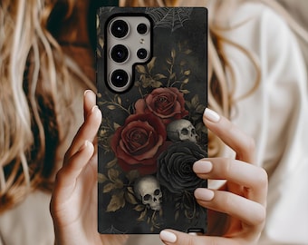 Op de afbeelding: Een zwarte telefoonhoes met een gotisch ontwerp met rode en zwarte rozen, schedels en een spinnenweb.