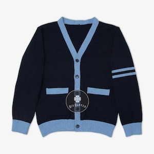 Suéter unisex hecho a mano de punto jacquard en azul marino oscuro y azul cielo con letras griegas bordadas para graduación de animadoras de colegio y universidad