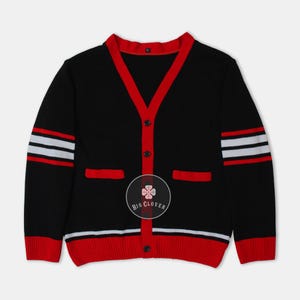 Suéter unisex hecho a mano de punto jacquard negro y rojo con letras bordadas para graduación, ropa griega para la escuela, la universidad y las animadoras