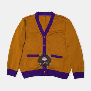 Suéter unisex hecho a mano de punto jacquard en color dorado viejo y morado con letras bordadas para graduación de animadoras escolares y universitarias