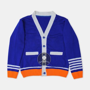 Suéter unisex hecho a mano de punto jacquard azul real y blanco con letras bordadas para graduación de la universidad y la escuela