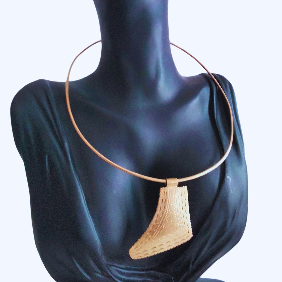 Collier Artisanal Africain Vintage En Corne Et Laiton - Bijou Ethnique Du XXe Siècle, Occasion