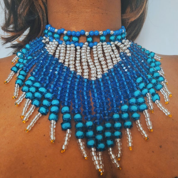 Collier pour femme  ras de cou africain avec des perles bleues et grises- Bijou rare original - Thème Avant garde africain