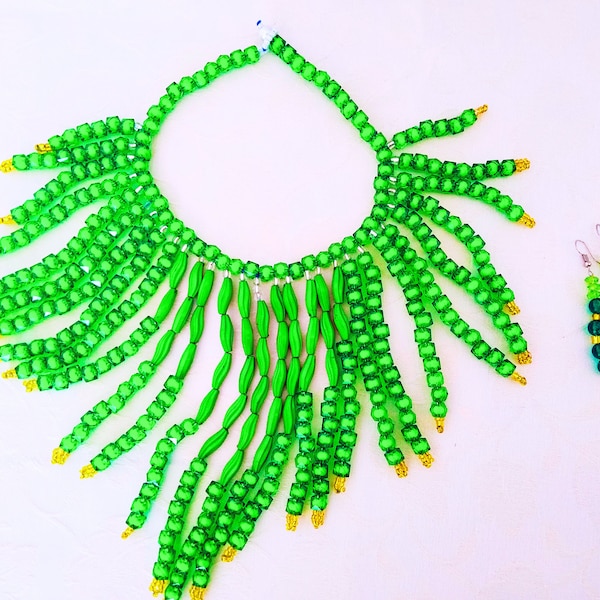 Collier pour femme ras de cou et Boucles d'oreilles de couleur verte - Parure de bijoux originaux - Thème bohème chic africain