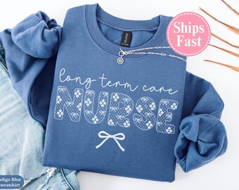 Sudadera Lace Coquette para enfermeras de cuidados a largo plazo, suéter de cuello redondo con lazo para enfermeras de cuidados a largo plazo, camiseta para enfermeras de cuidados a largo plazo, regalo de agradecimiento para enfermeras de cuidados a largo plazo