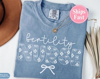 Camiseta Comfort Colors® con lazo de encaje para enfermera de fertilidad, regalo para enfermera de fertilidad, camiseta de graduación para enfermera de fertilidad, camiseta para clínica de FIV.
