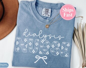Camiseta Comfort Colors® con lazo de encaje para enfermera de diálisis, regalo para enfermera de diálisis, camiseta de enfermería de diálisis, regalo para el equipo renal