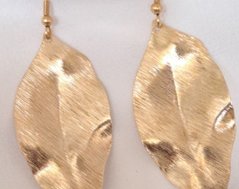 Diseño atrevido, Pendientes ovalados con dijes de hojas, Pendientes de color oro de 18 k, Hoja ovalada de oro colgante, Pendientes para mujer, Estilo de boda ligera