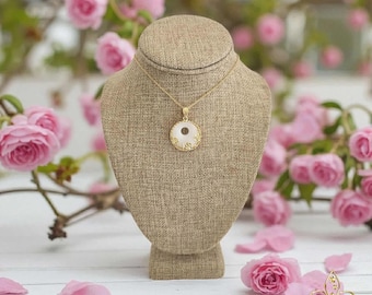 Colgante de jade blanco chapado en oro con diseño de rosa y cadena ajustable