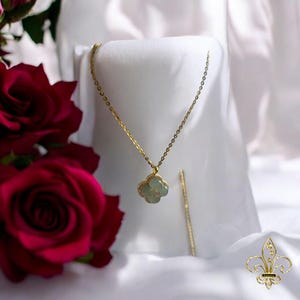FLOR DE TREVO DE JADE - pingente (banhado a ouro) com pedras tamanho - vem com corrente ajustável de ouro sobre prata