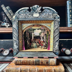 Théâtre Miniature Antique « Marquise de Pompadour » avec decor "Ballade à Acropole"